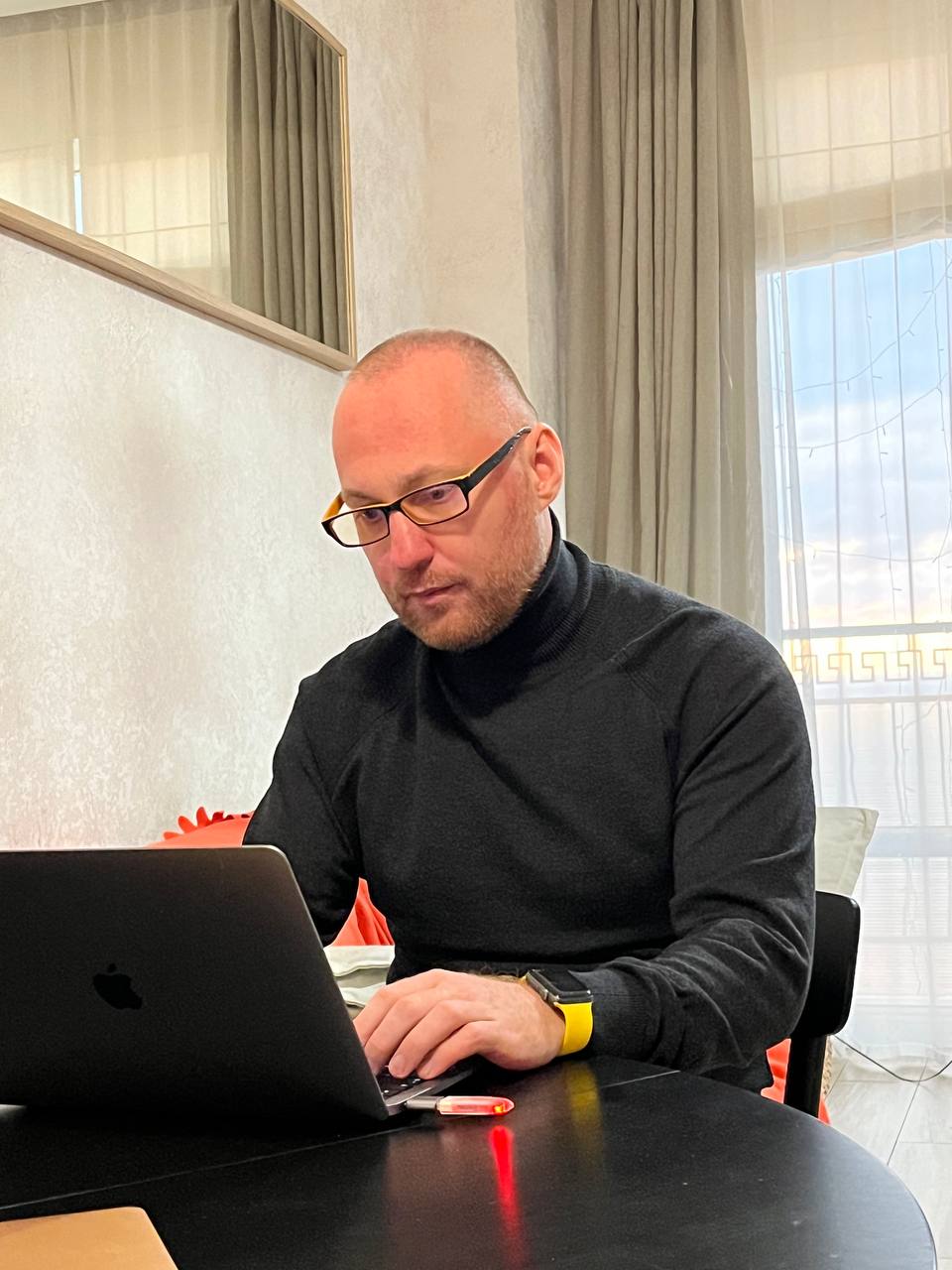 Сергей Хрусталев за работой